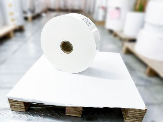 Selbstklebende BOPP-Rollenetiketten, klares, glänzendes Etikettenpapier 25μ Flächendurchmesser