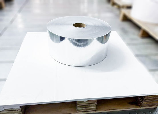 Leicht Silber BOPP Kleber Jumbo Roll Papier 50 μm Gesichtsdicke Synthetischer Klebstoff