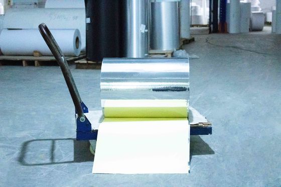 Licht Silber PET Leerfarbstoff Selbstklebstoff Etikett Materialien Ölklebstoff Aufkleber Rollenart