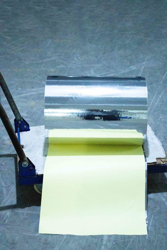 Selbstklebendes Aufkleberpapier Roll 50 Licht silbernes PET ((Beschichtung) Acrylklebstoff 140 gelb