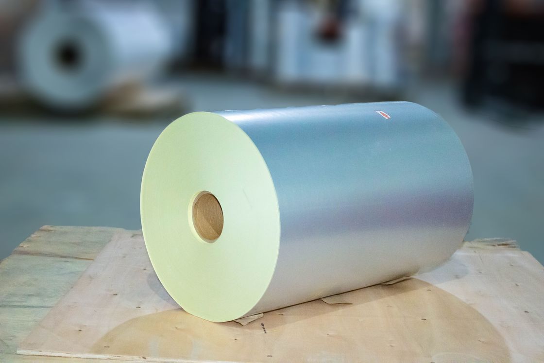 Gewohnheits-Kleber Kraft-Selbstklebstoff-Kleber Papier-Roll-Etikette Ölklebstoff SGS-zertifiziert